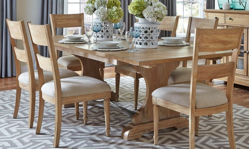 Mesa de comedor de madera clara