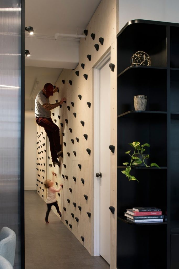 decorar los pasillos internos con piedras trepadoras