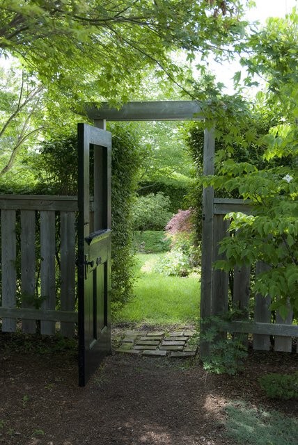 la puerta del jardín de madera