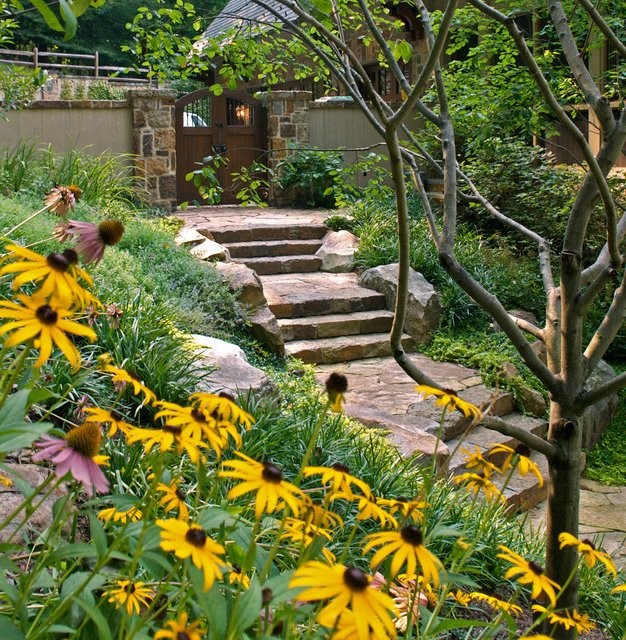 Entrada al jardín con escalones de piedra.