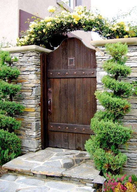 paredes de piedra con puerta de madera rústica