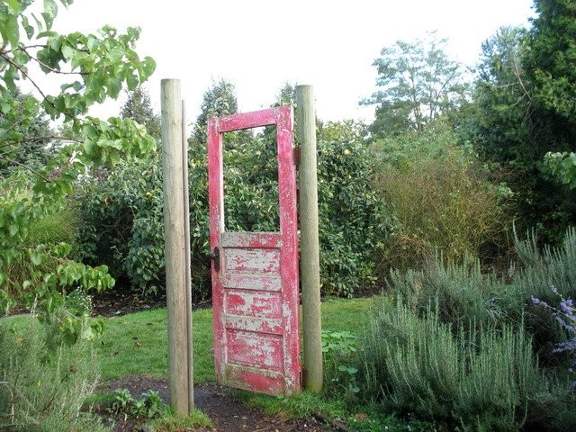 Puerta de madera rosa a la terraza.