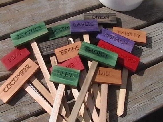 marcadores de plantas de madera