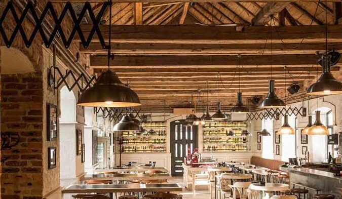 Mobiliario vintage versus moderno: ¿cuál es mejor para tu restaurante?